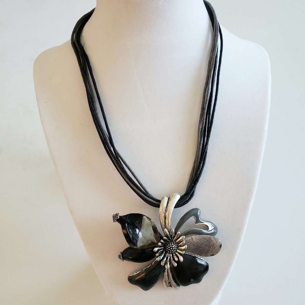 NEW. Floral Black and Gold Metal Rope Necklace